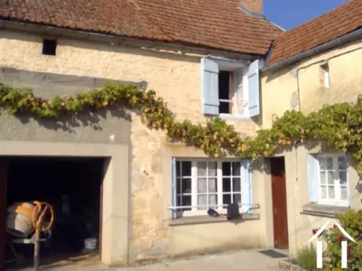 Huis met 2 slaapkamers, schuur en omsloten tuin Ref # BH4990H 