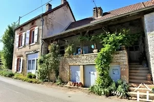 Authentiek huis met tuin in rustig dorpje bij Cluny Ref # JP5352S 